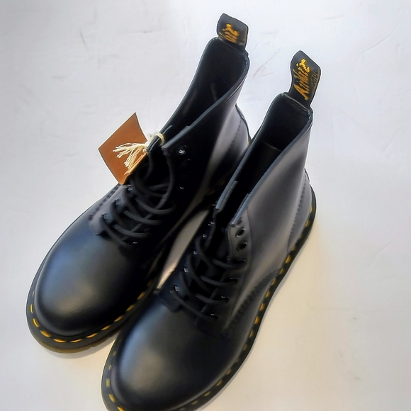 Dr. Martens Women's 1460 Original Eight-Eye Boot. Smooth Leather, Black Size 8 - Picture 3 of 8
